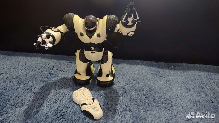Робот WowWee robosapien на пульте управления