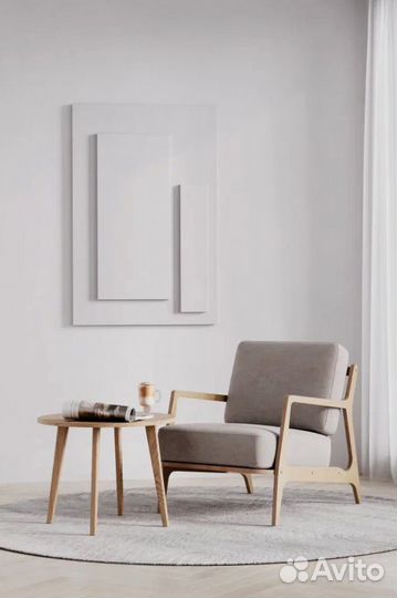 Кресло с деревянными ножками