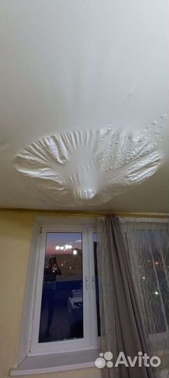 Слив воды с натяжного потолка, выдаю чеки