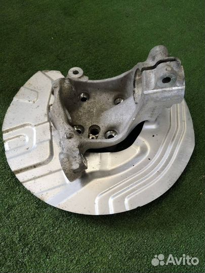 Кулак передний левый Bmw X1 E84 N46B20 2012