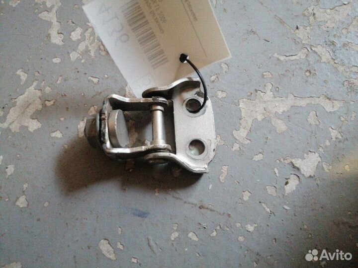 Петля двери багажника Mazda 3 BK LF 2006