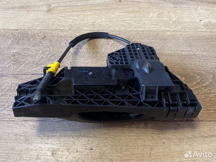 Audi q3 задняя левая внешняя ручка двери