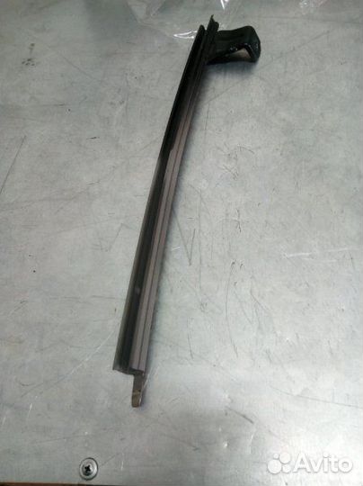 Направляющая стекла двери передняя левая Toyota