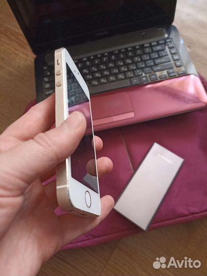 Ноутбук, телефон, пауэрбанк