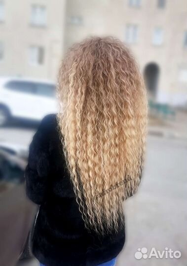 Модель на афрокудри