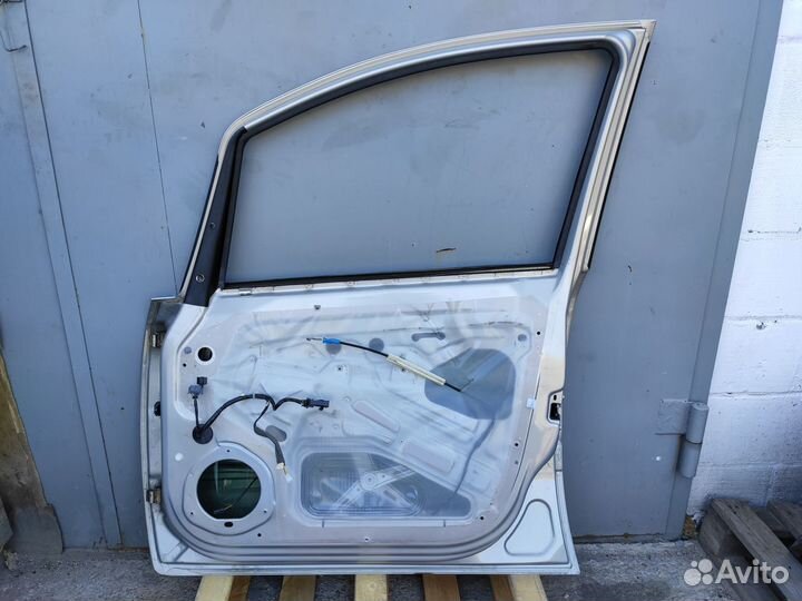 Дверь передняя правая на Opel Zafira B Z163