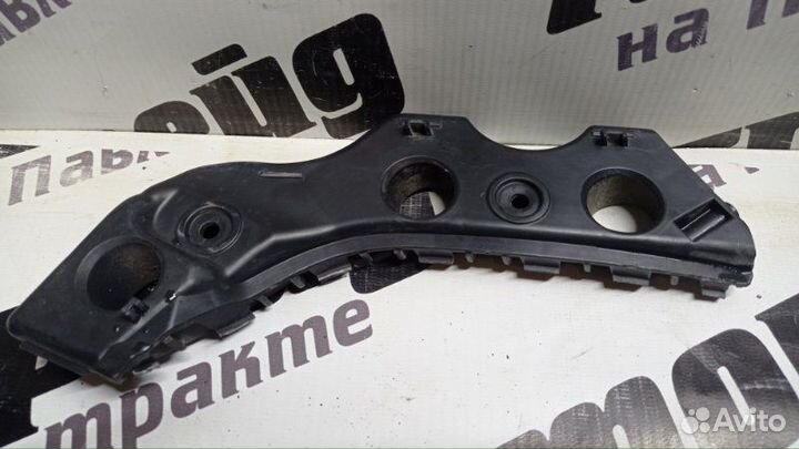 Крепление бампера переднее левое Volkswagen Passat