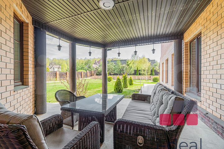 Дом 1100 м² на участке 20 сот.