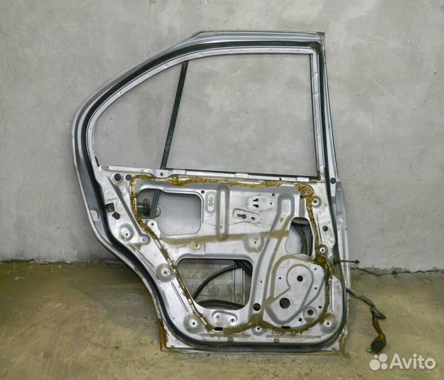 Дверь задняя левая Nissan Primera P10