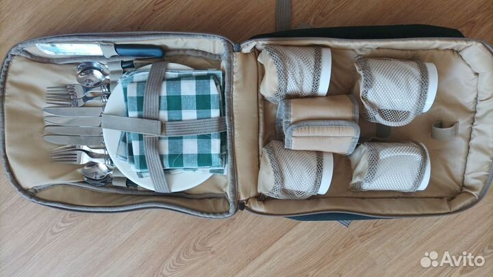 Набор посуды для пикника в терморюкзаке. Новый