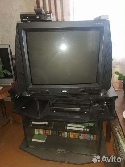 Телевизор, приставка, стол