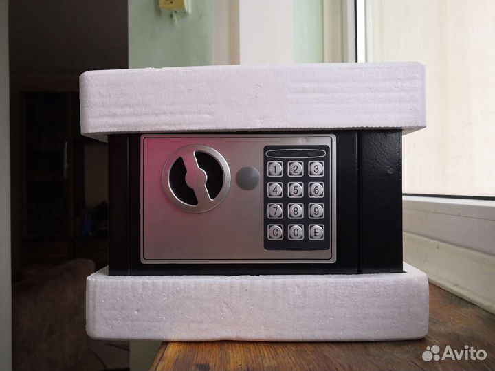 Сейф с кодовым замком
