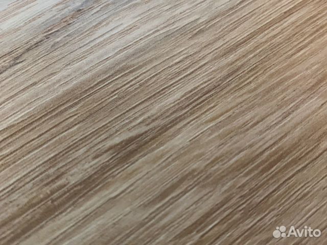 Пятно на деревянном столе