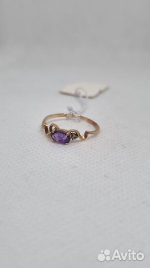 Золотое кольцо с фиолетовым камнем