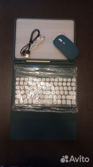 Клавиатура и чехол на iPad 5,6 поколения