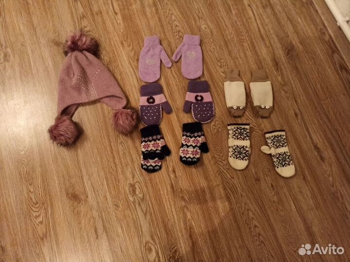 Шапка и разные варежки