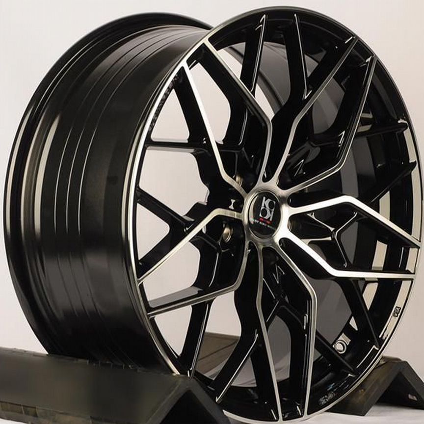 KoKo Kuture FF010 : 8,5x19 5*112 Et:35 Dia:66,6 Gloss Black+Maching Face