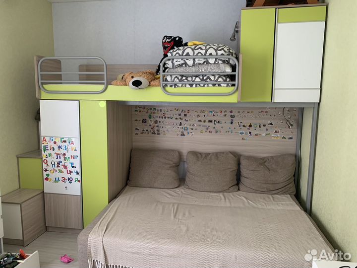 Двухярусная кровать с матрасами и шкафом