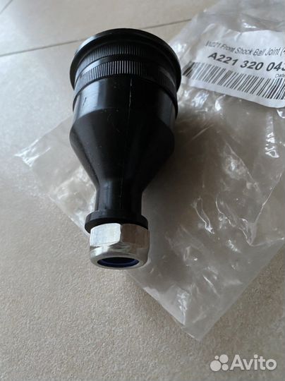 Шаровая опора пневмостойки на Mercedes C216