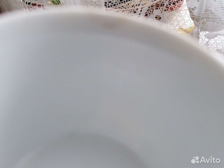 Три кофейные чашки с блюдцами