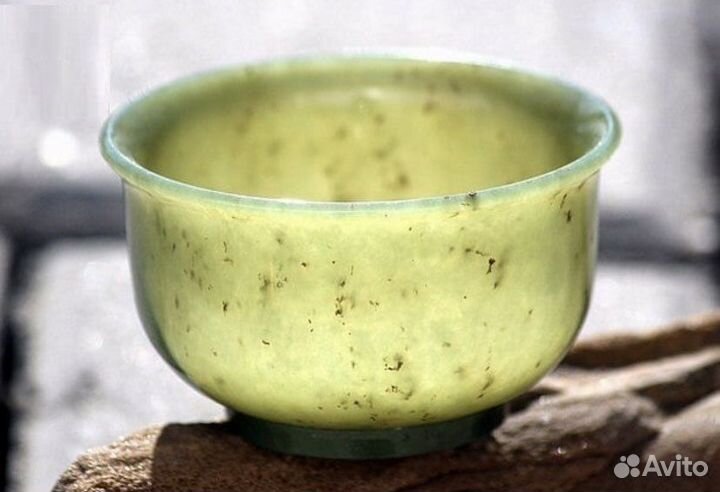 Пиала из салатового нефрита