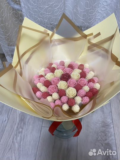 Букет из шоколадных роз и малинок