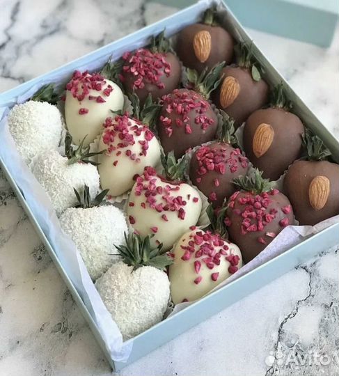 Клубника в шоколаде букеты,тортики