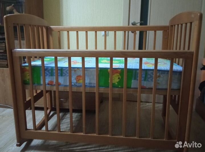 Кроватка детская деревянная