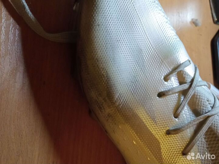 Футбольные бутсы adidas X