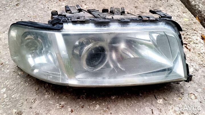 Правая фара Audi A8 Audi S8 D2 рестайлинг