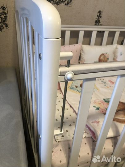 Детская кроватка с маятником