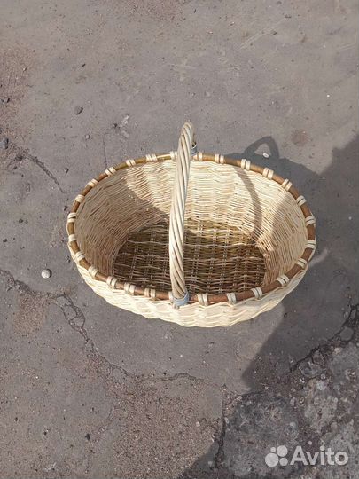 Корзина плетеная с ивняка новая этой весной плел