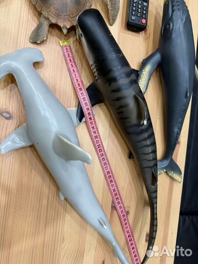 Игрушка черепаха и акулы