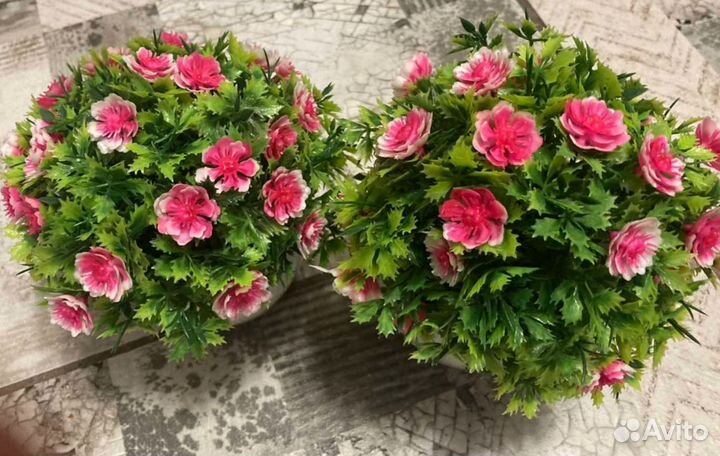 Искусственные цветы в горшке