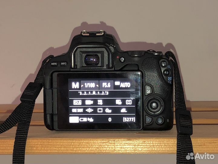 Зеркальный фотоаппарат Canon EOS 200D