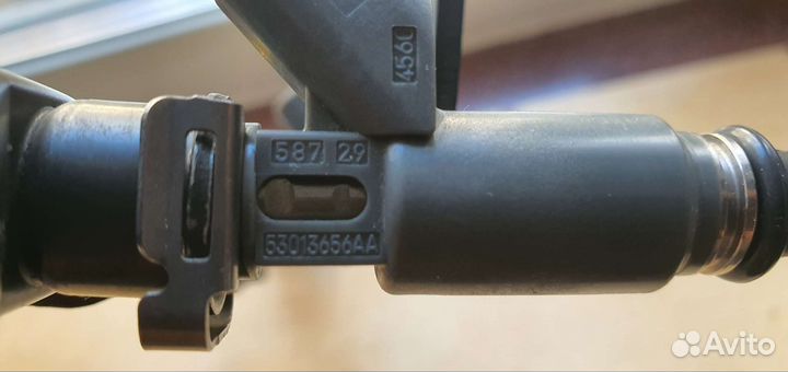 Топливная рампа с форсунками на двигатель крайслер