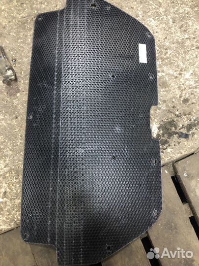 Обшивка крышки багажника Nissan Tiida 1