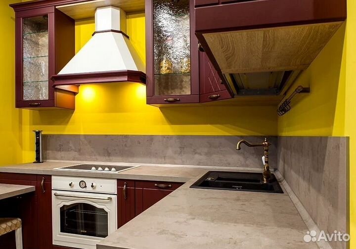 Кухня с каменным островом