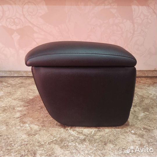 Подлокотник на Toyota Verso