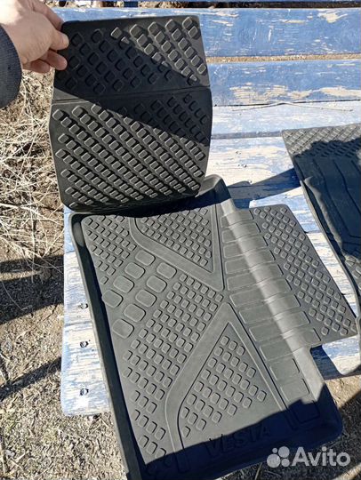 Автомобильные коврики резиновые на LADA Веста