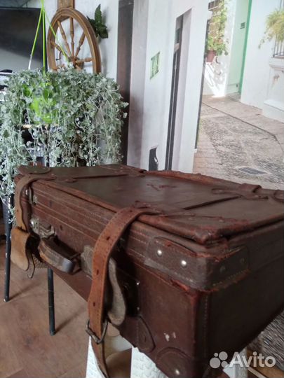 Раритетный чемодан из свиной кожи
