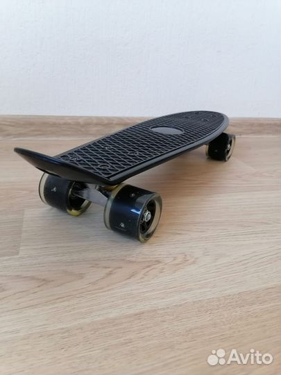 Чёрный пенни борд 56см со светящимися колёсами
