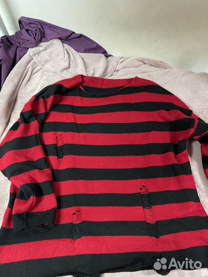 Свитер черно красный