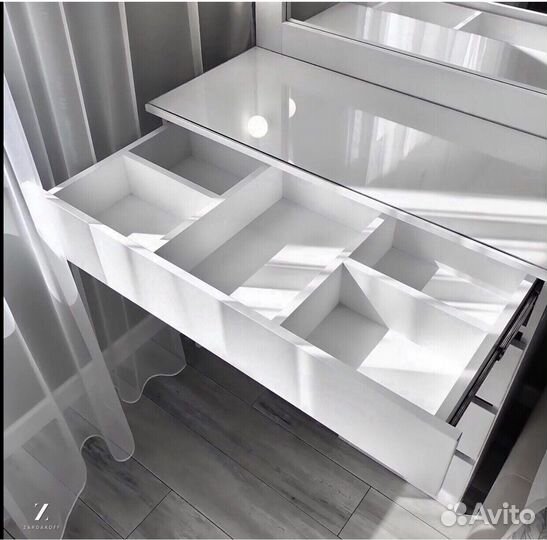 Гримёрный столик визажиста с гримёрным зеркалом