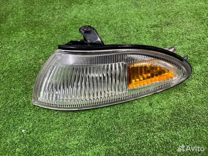 Поворотник передний левый Toyota Sprinter Marino