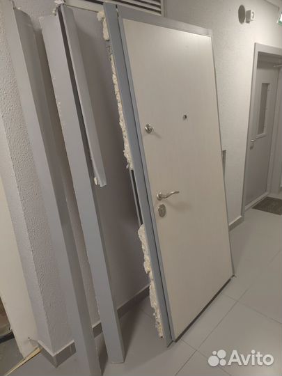 Дверь входная металлическая правая бу внутр.откр