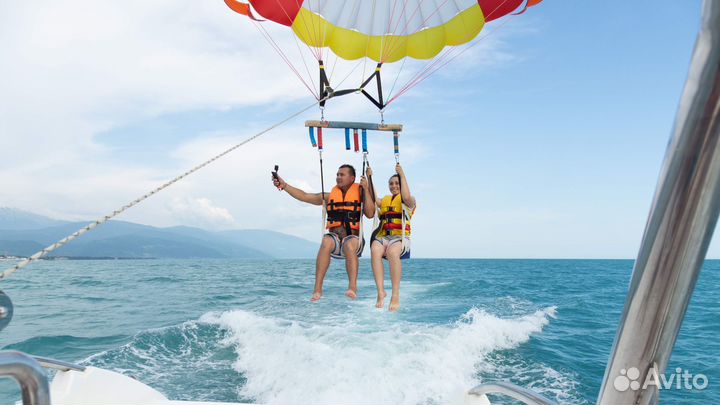Полет на парашюте над морем парасейлинг