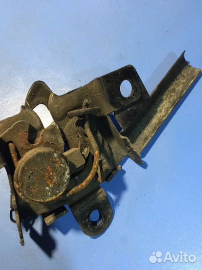 Замок капота