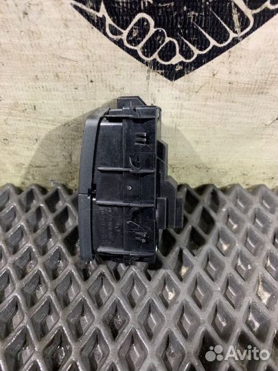 Кнопка центрального замка Mercedes-Benz E-Class