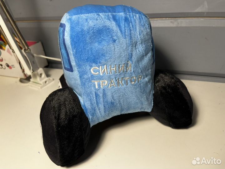 Игрушка синий трактор